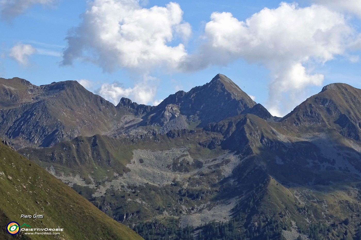 33 Vista dal Pizzo Rotondo verso Valegino, Cadelle, Passo dei lupi.JPG -                                